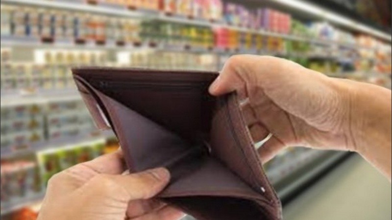 Según el informe, Argentina perdió nueve posiciones en el ranking regional de salarios mínimos.