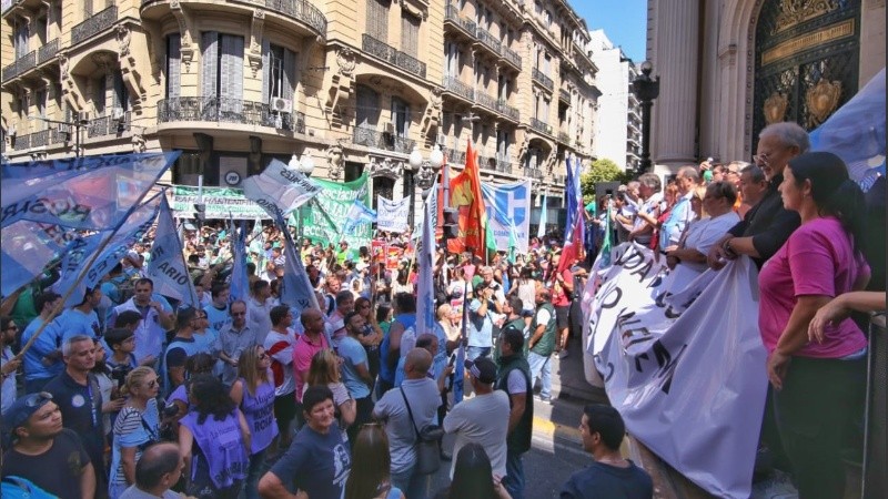 Mucha gente en el acto en Córdoba y Corrientes.