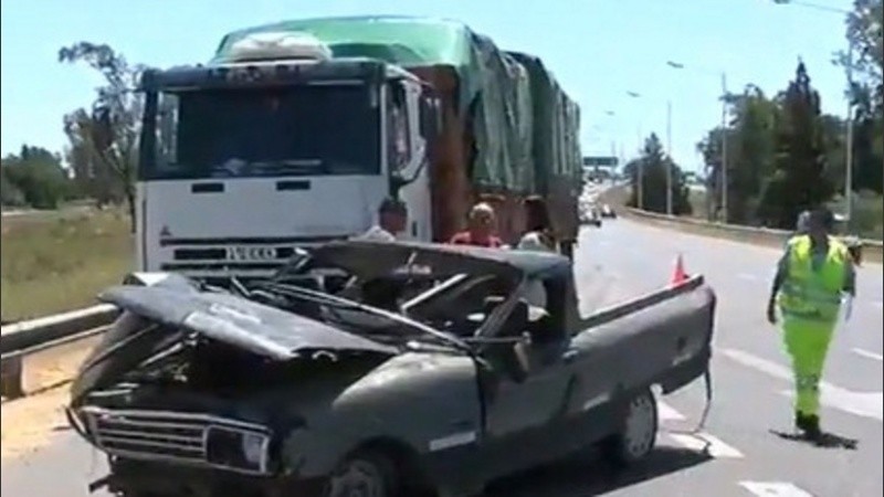 La Ford Ranchera y el camión con el chocó.
