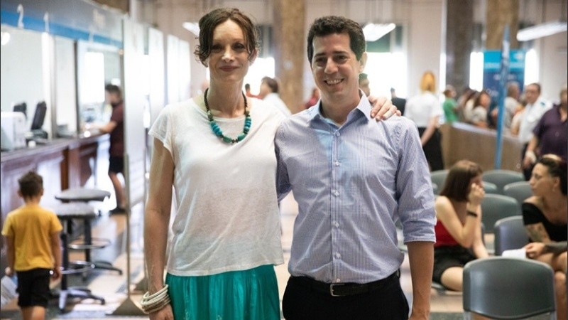 El ministro De Pedro con Isha Escribano.