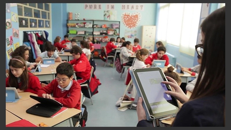 La comunicación multimodal es aquella que se vale de los diferentes modos comunicativos humanos disponibles para transmitir uno o varios mensajes.