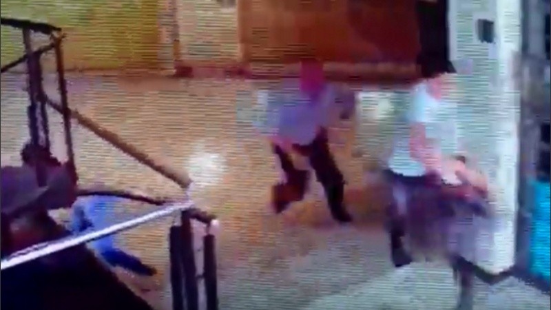 Oldani en su carrera para detener a los ladrones. 