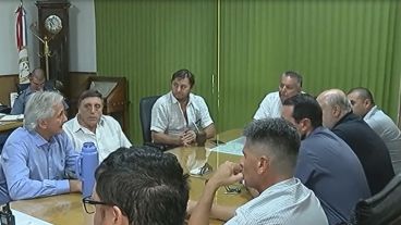 Los taxistas en la Jefatura de Policía local.