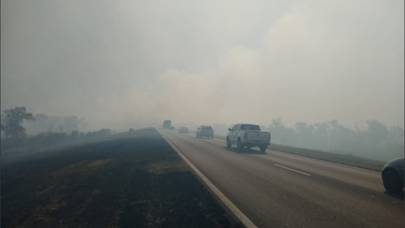 Humo en la zona del puente Rosario-Victoria. 