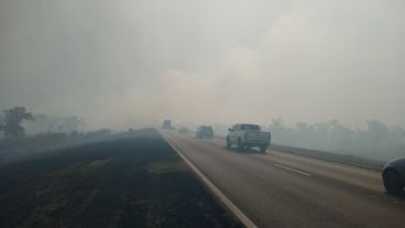 Humo en la zona del puente Rosario-Victoria.