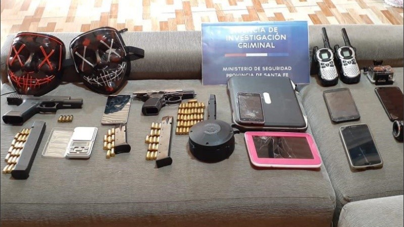 Llamó la atención el hallazgo de un cargador circular con capacidad de 50 disparos.