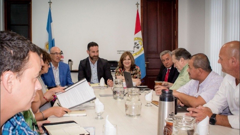 Los ministros de Trabajo y Educación con los representantes de gremios docentes.