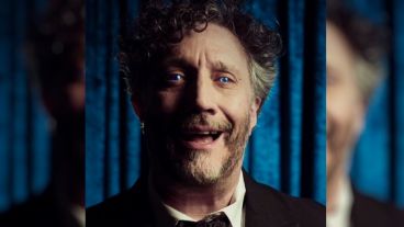 "«Resurrección» es una canción de sinceramiento, en la cual uno de los miembros de la pareja, revela una verdad", explicó Fito Páez sobre el primero corte del disco "La conquista del espacio".