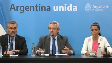 Fernández junto a la directora del Pami y el titular de Ansés.