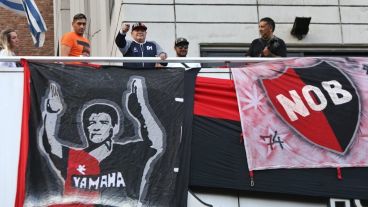 Maradona en el balcón del hotel rosarino.