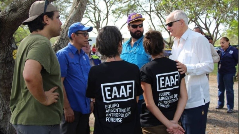 Parte del Equipo Argentino de Antropología Forense en pleno trabajo.