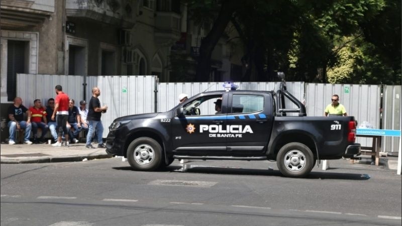Dos sectores de camioneros separados por valla policial el jueves pasado.
