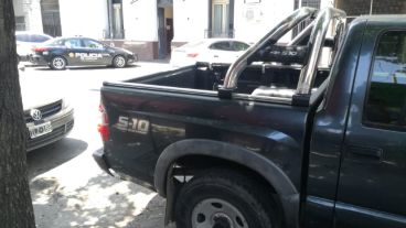 La camioneta baleada de Lucila, y atrás la comisaría.