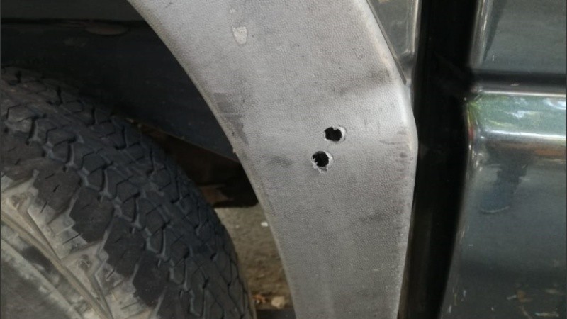 Más cerca. Los agujeros en la camioneta de Lucila.