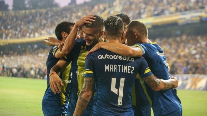 Todos abrazan a Ribas, el autor del gol de la victoria ante el Lobo platense.