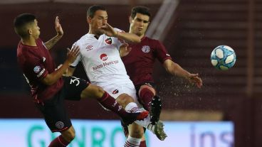 Maxi Rodríguez arremete en una jugada del primer tiempo.