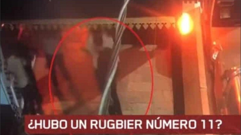 El supuesto rugbier es un joven todo vestido de negro.