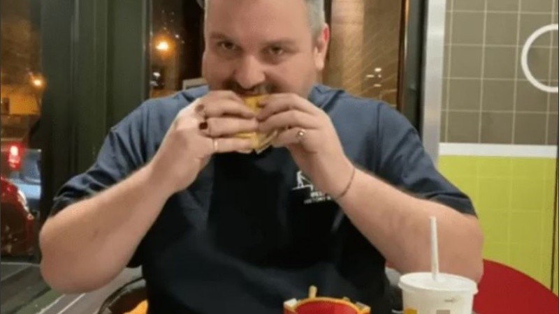 El video consistió en comer un hamburguesa que antes había enterrado.