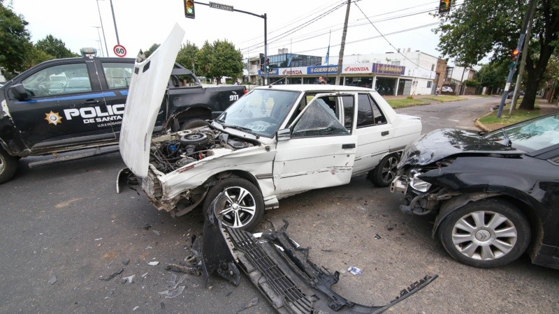 El Renault 9 quedó destrozado tras chocar con un Citroen en su huida de los tiros.
