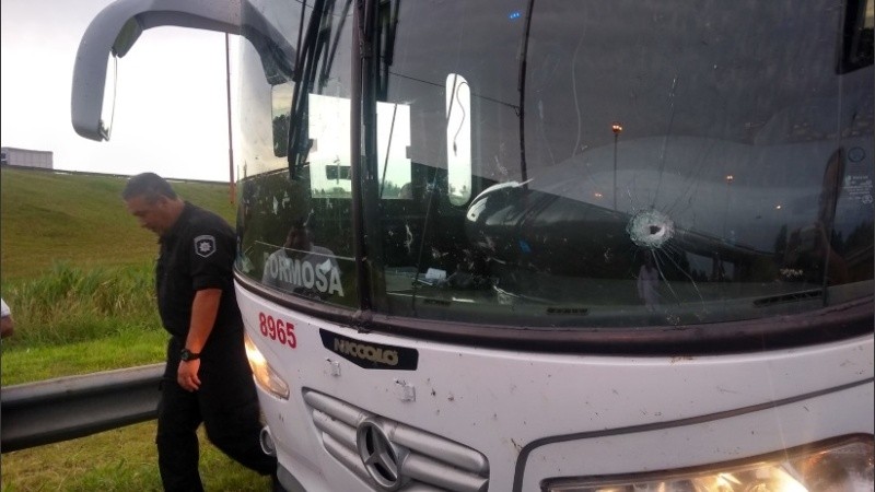 Uno de los micros atacados a balazos en Santa Fe. 