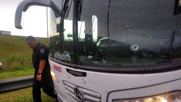 Uno de los micros atacados a balazos en Santa Fe.