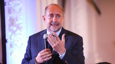 "La seguridad no depende solamente del ministro" dijo Perotti en la entrega de tarjetas alimentarais