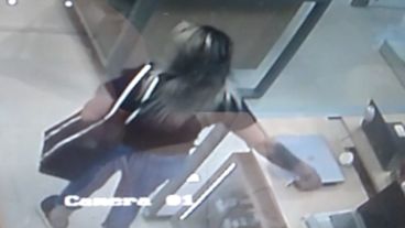 La mujer fue filmada por una de las cámaras del salón.