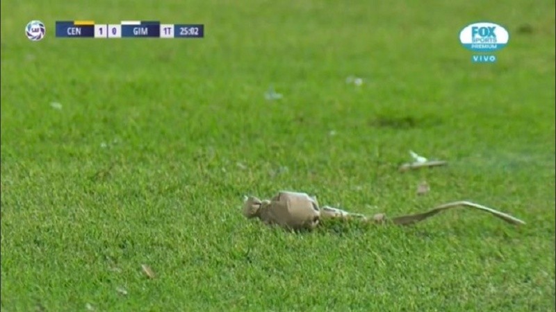Las bombas arrojadas en el Gigante el último sábado durante el juego con Gimnasia.