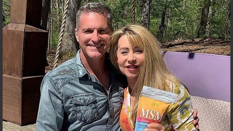 Cheryl Sander junto a su actual pareja, Reed Sanders.