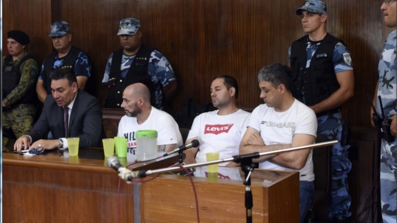 Los tres imputados ante el tribunal platense que los sentenció.