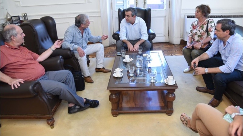 Los funcionarios de Victoria y Rosario reunidos en el Palacio de los Leones.