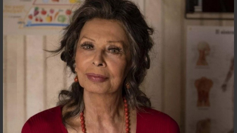 En la trama, Sofía Loren es una sobreviviente del Holocausto que establece relación con un preadolescente de 12 años, inmigrante senegalés