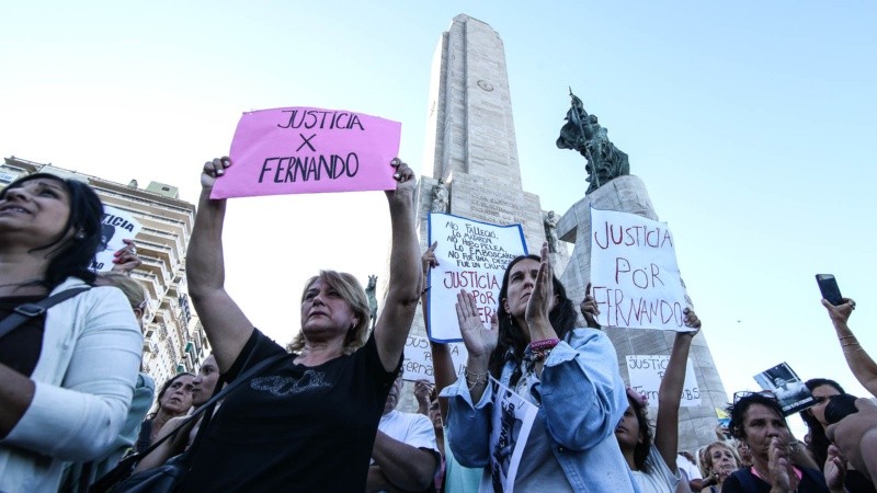 La movilización en el Monumento para reclamar Justicia por Fernando y el fin de la violencia.