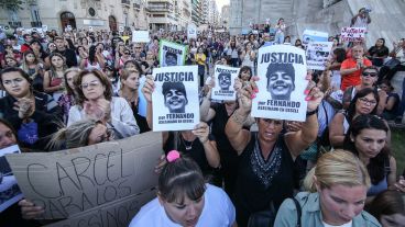 La marcha en la ciudad con carteles y velas.