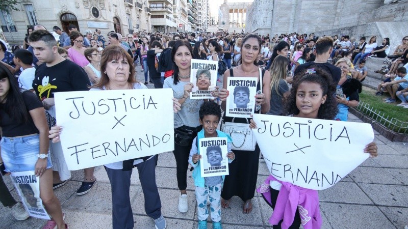 Mucha gente pidiendo justicia en Rosario.