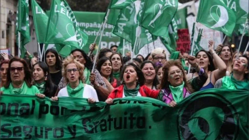 A agitar el pañuelo por el aborto legal en Argentina. 