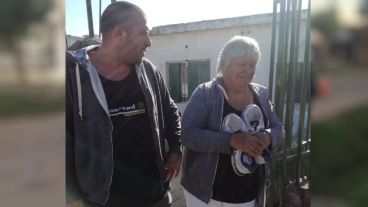 Mónica abraza las zapatillas de su hijo asesinado, lo único que le dio la policía tras el brutal crimen.