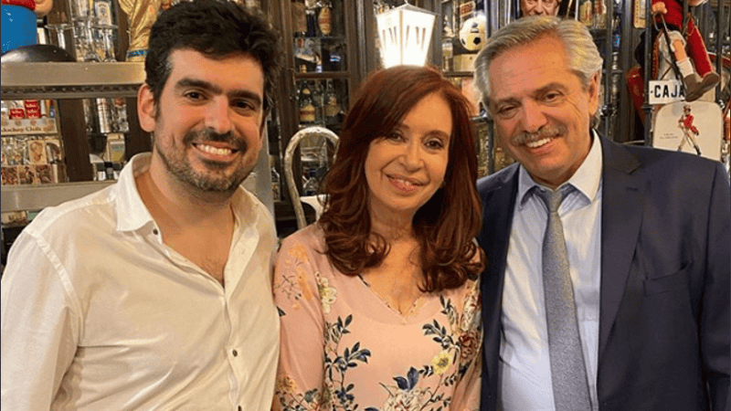 Cristina junto a Alberto Fernández y el hijo de Eduardo Valdés.