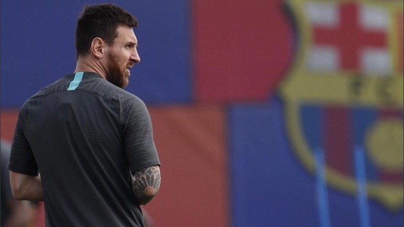 Leo mira de reojo. En un costado el escudo del Barcelona. Del otro, Rosario.