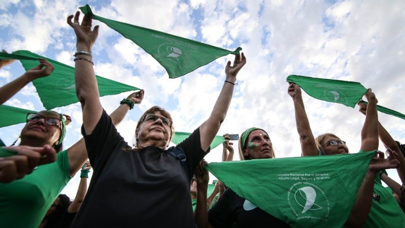 Los “Martes Verdes” reanudan el reclamo de Pa Campaña Rosario por la sanción de ley de Interrupción Voluntaria del Embarazo.