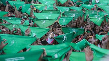 Una multitud participó del pañuelazo en Rosario.