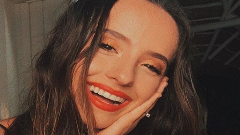 La joven se casó y brindó una hermosa ceremonia. 