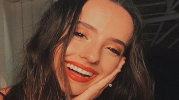 La joven se casó y brindó una hermosa ceremonia.