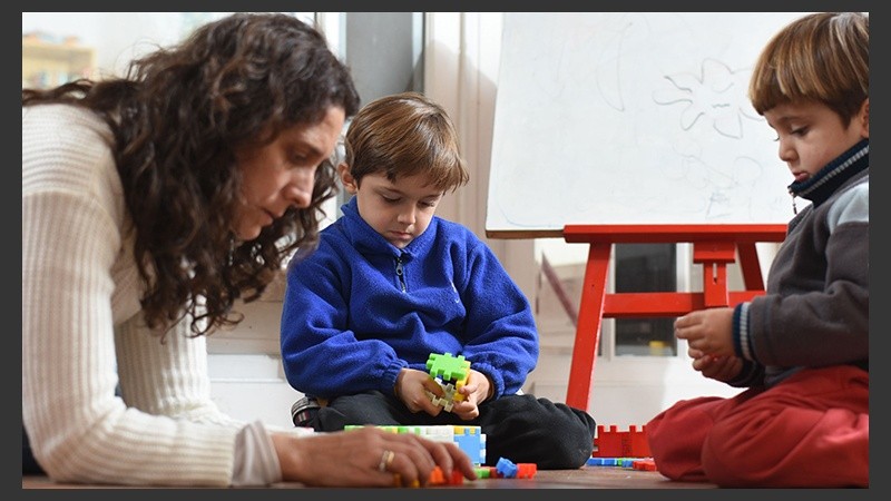 El juego es una actividad fundamental en la infancia. 