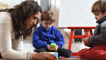 El juego es una actividad fundamental en la infancia.