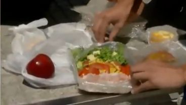 Una de las viandas que reparten en el Centenario.