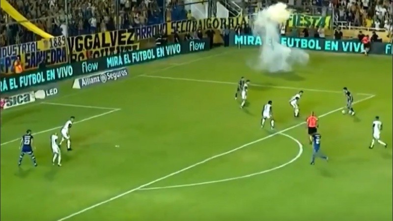 Ruben recibió el balón y lo descargó para Rius mientras explotaban las bombas.