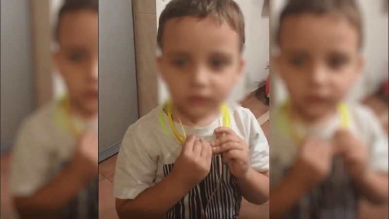 Un nene le pidió al intendente que arregle el pozo en el que se cayó