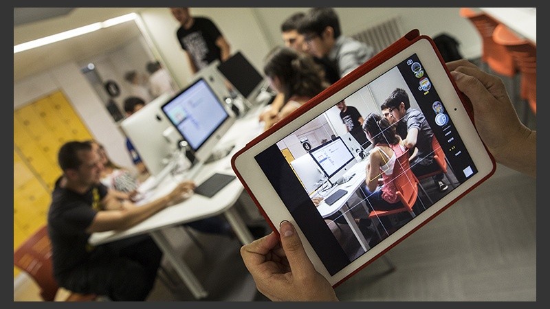 Leer en un teléfono, tablet o e-book diversifica el medio por el cual accedemos a la lectura.