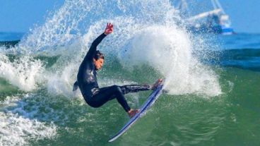 El surfista Jeremy Johnston nadaba al lado de los tiburones y se dio cuenta al ver la filmación de su dron